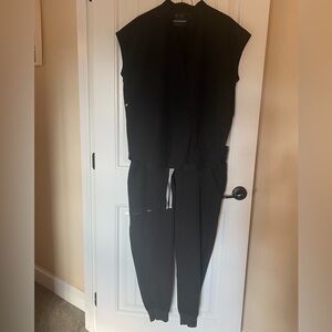 Black Figs brand scrub set